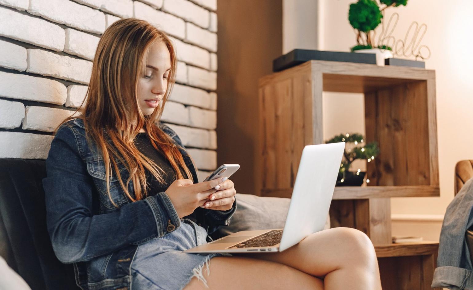 Professionelles Color Grading Setup mit modernen Monitoren und Kalibrierungsgeräten