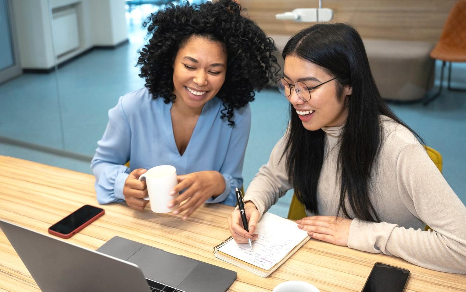 Detailaufnahme von Color Grading Software mit Farbrädern und Einstellungen