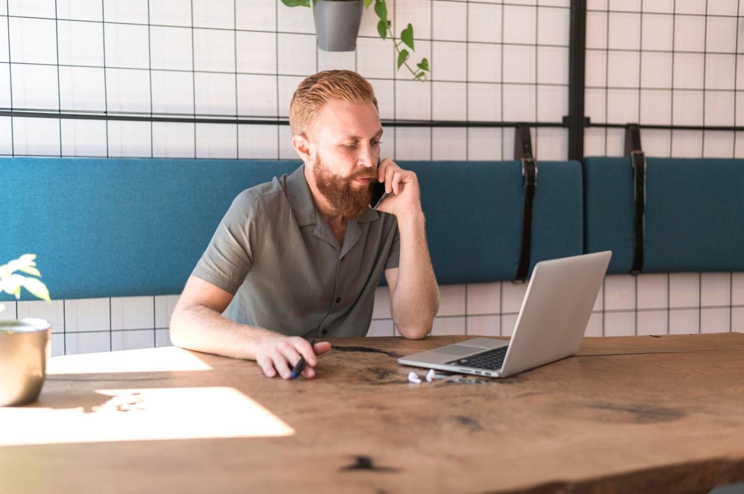 Filmstudio während einer Color Grading Session mit verschiedenen Monitoren